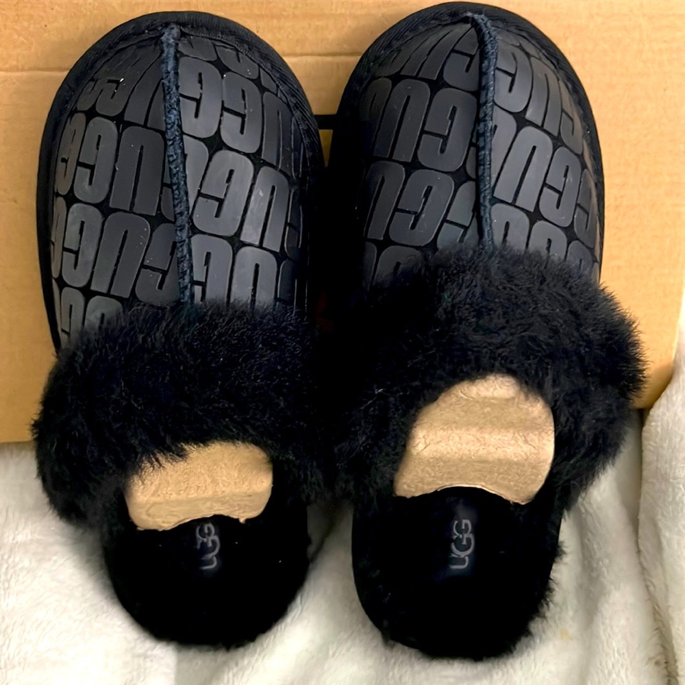 UGG K Cozy II UGG Logo Black. Kids Size 13. New with Box.
